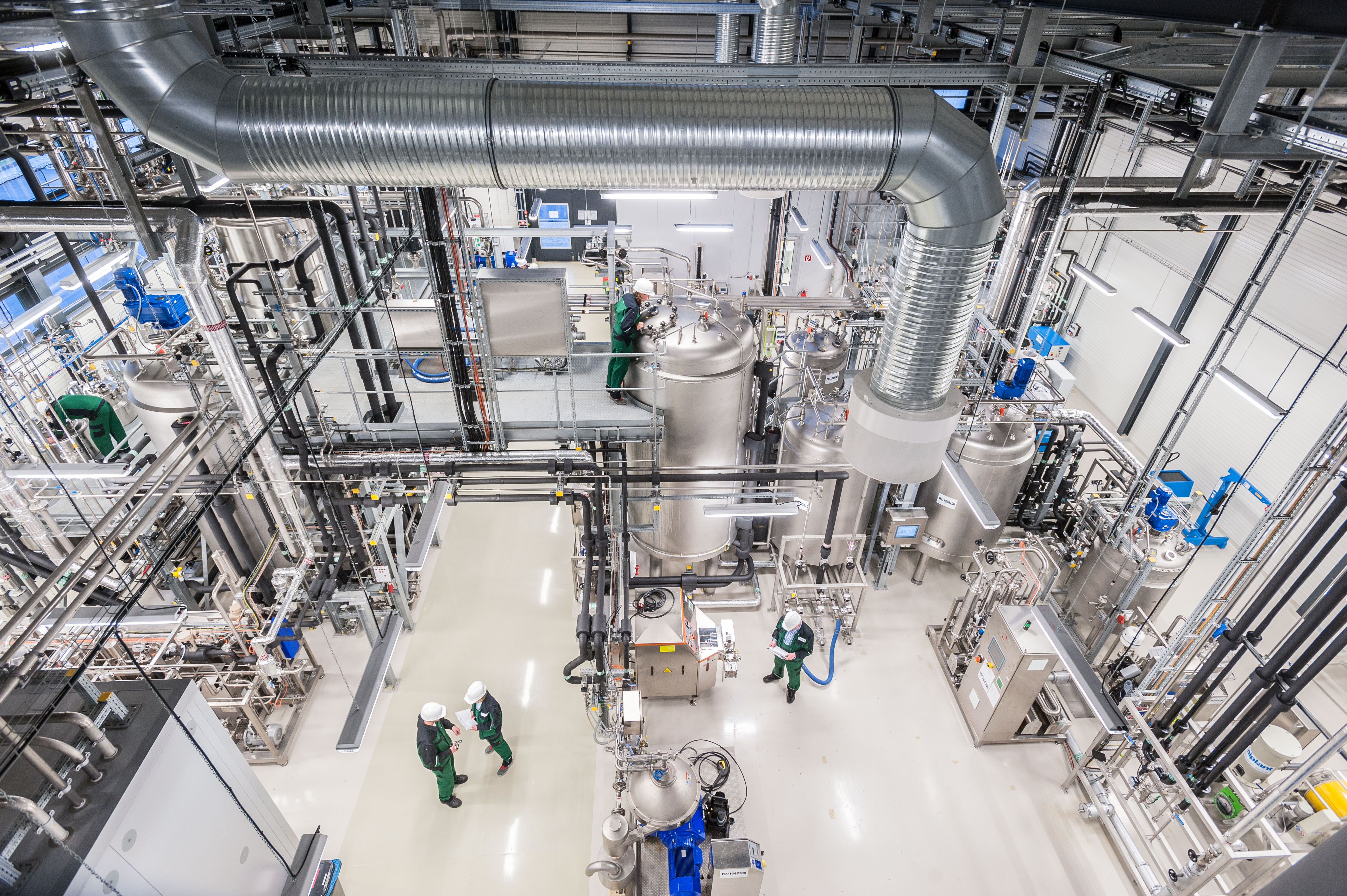 Fermenterkaskade zur biotechnologischen Konversion im industrienahen Maßstab mit umfassender Mess- und Regeltechnik sowie integrierter Produktaufreinigung